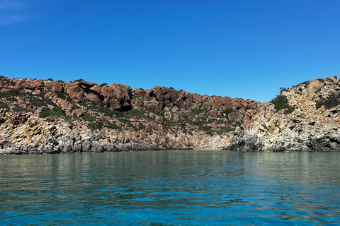 Lo mejor de Milos en velero: Kleftiko, playas y almuerzo griego