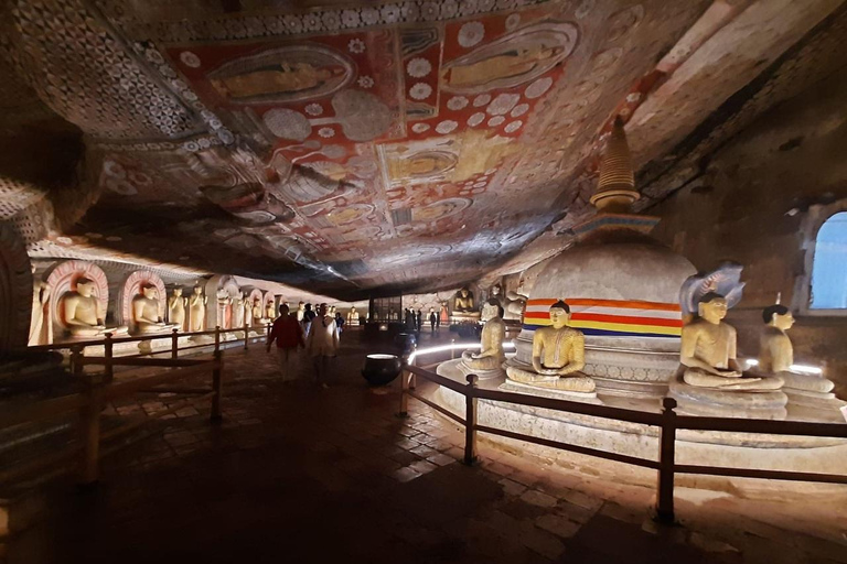 De Kandy: Sigiriya, visita guiada a Dambulla e chegada a TrincoDe Kandy: Sigiriya, Dambulla e Trinco Drop