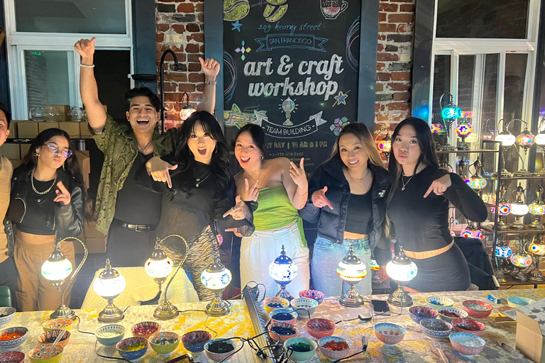 San Jose: laboratorio di lampade a mosaico turcheSan Jose: Laboratorio di lampade a mosaico turche