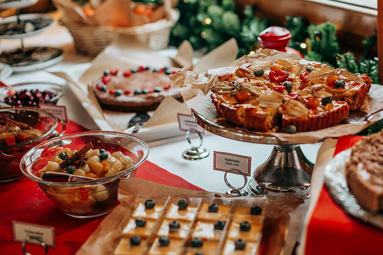 Estocolmo: crucero con almuerzo buffet navideño y vino calienteEstocolmo: crucero navideño con almuerzo buffet y vino caliente