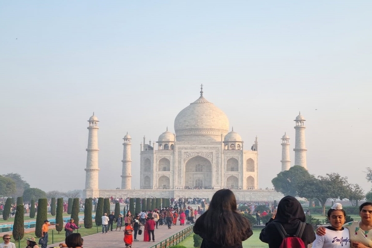 Desde Agra: Excursión de un día al Taj Mahal y Fatehpur SikriExcursión sólo con coche cómodo con aire acondicionado y guía turístico local.