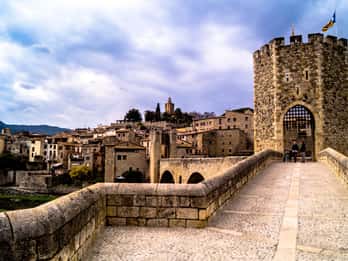 Viagem de carro de dia inteiro pelas cidades medievais da Catalunha saindo de Barcelona