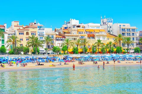 Tour en Sitges ( Bcn): cultura nocturna, tapas y playa