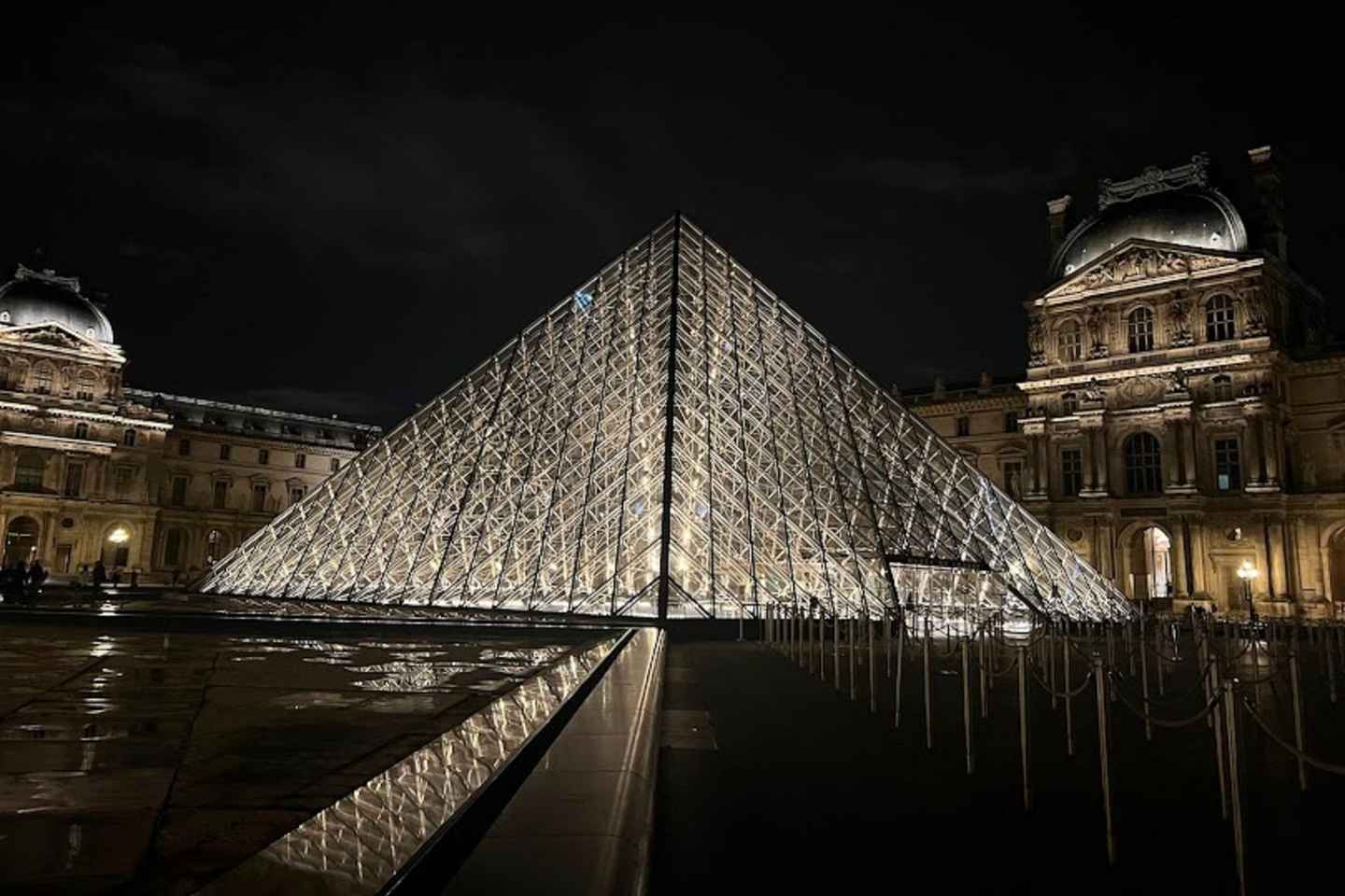 Paris: Guided tour in PORTUGUESE at the Louvre-semi-private