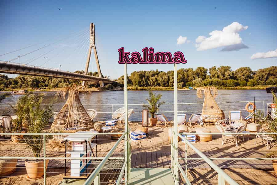 Warschau: Drinks an einem schwimmenden Strand auf der Weichsel. Foto: GetYourGuide Warschau: Drinks an einem schwimmenden Strand auf der Weichsel. Foto: GetYourGuide