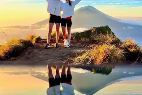 Trekking au lever du soleil sur le majestueux mont Batur