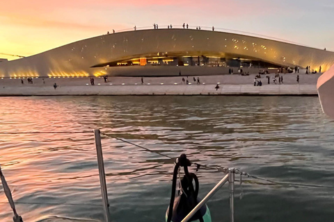 Lisbon: 2H Sunset Boat Cruise Tour with Drinks