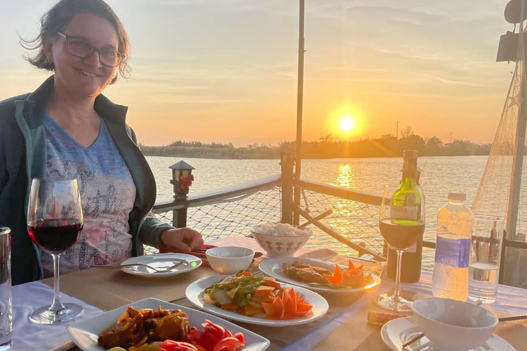 Hoi An: Romantic Sunset Cruise with Dinner Sunset Dinner Cruise in Hoi An