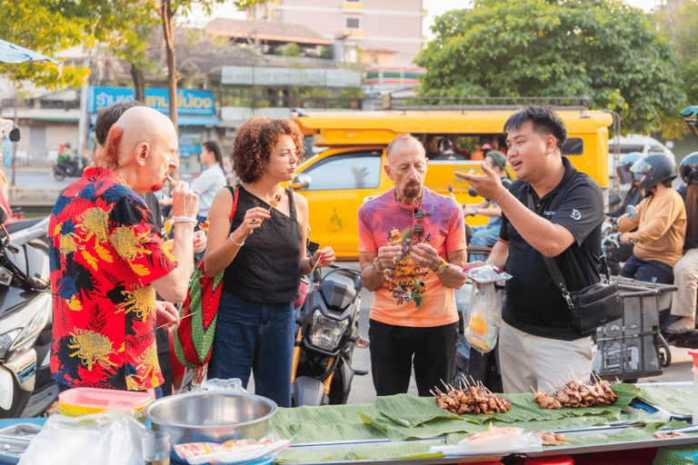 Chiang Mai: Evening Sightseeing and Local Food Guided Tour Group Tour