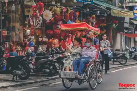 From Hanoi: City Sightseeing Cycling Panoramic Tour By Cyclo