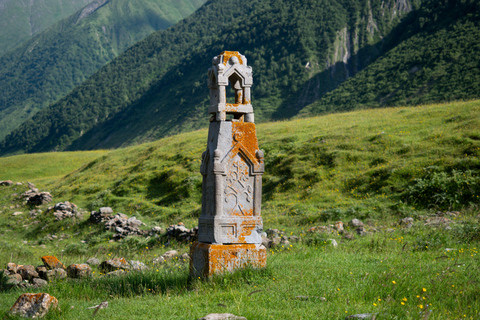 From Tbilisi: Kazbegi Mountains Day Trip with Lunch & Hike