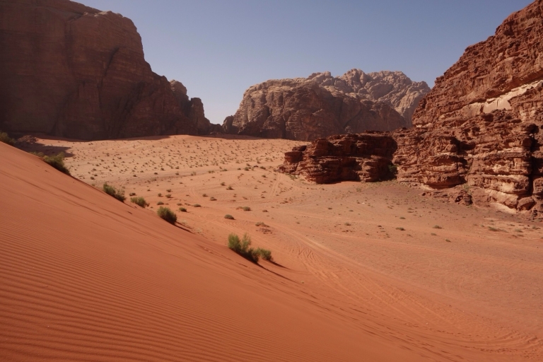 Ab Wadi Rum: 2-stündige Jeeptour mit Mahlzeiten und Übernachtung