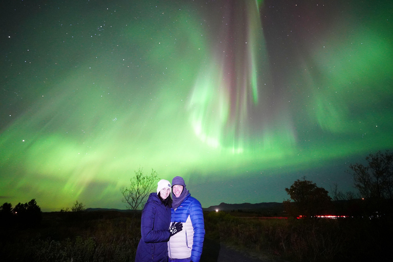 Reykjavik: Túnel de lava noturno e caça à aurora borealReykjavik: Túnel de lava à noite e caça às auroras boreais