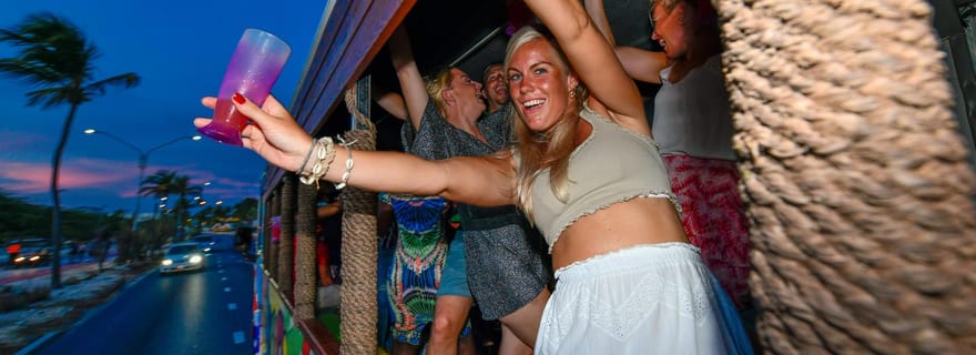 Aruba: Feestbus voor het nachtleven, gratis cocktails, live-dj en gastheer/-vrouw