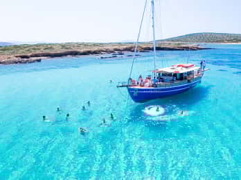 From Paros: Antiparos and Despotiko Full-Day Swim Cruise