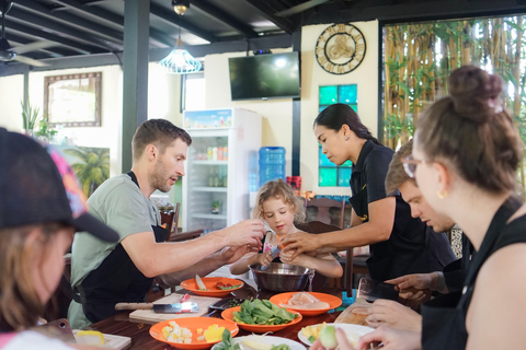 Autentyczne tajskie gotowanie z Pui w Khao LakLekcja gotowania autentycznych tajskich dań w Khao Lak Pui