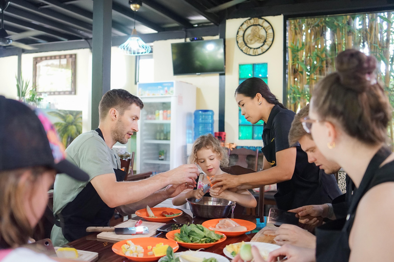 Autentyczne tajskie gotowanie z Pui w Khao LakLekcja gotowania autentycznych tajskich dań w Khao Lak Pui