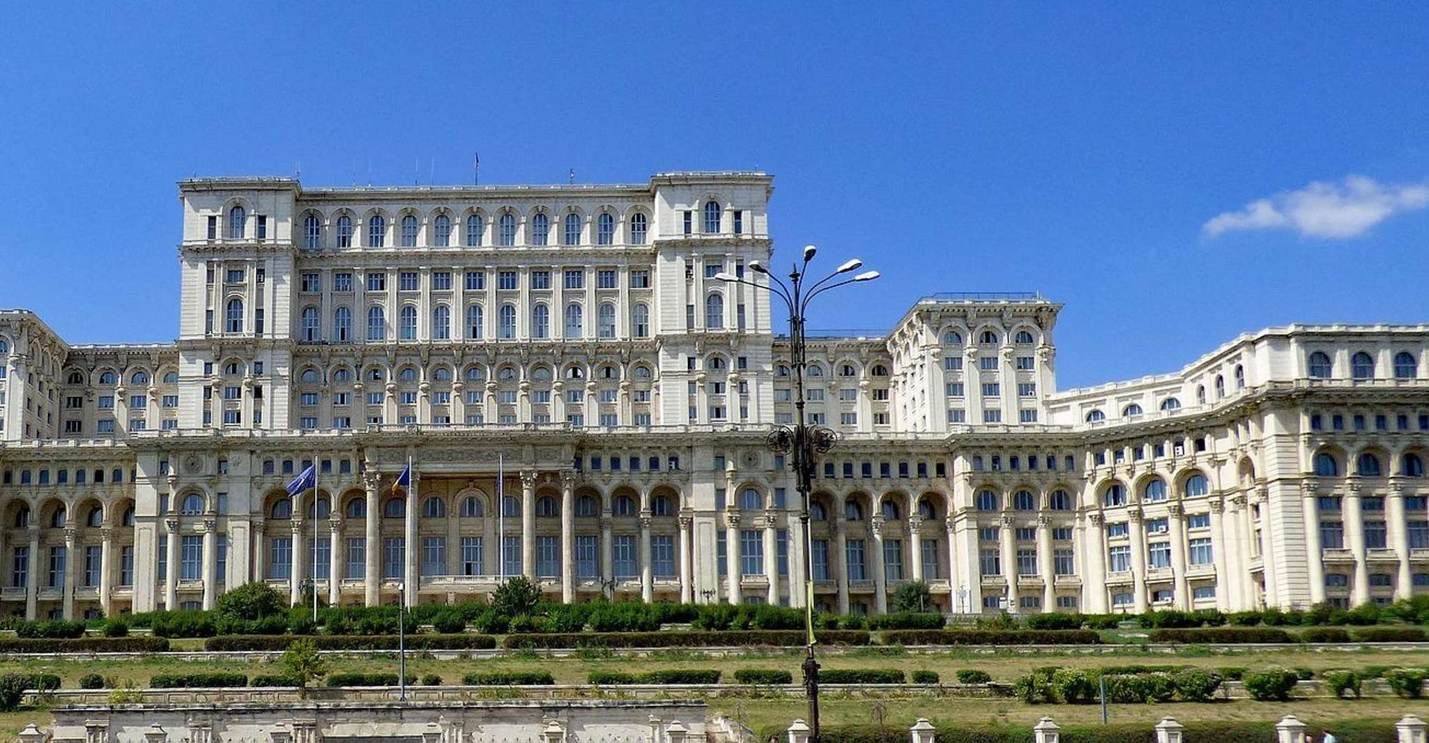 Tour guiada en español en el Palacio del Parlamento en Bucarest - Housity
