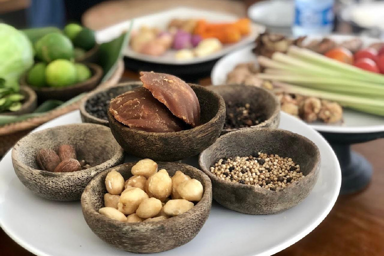 Cours de cuisine traditionnelle balinaise dans une rizièreCours de cuisine traditionnelle balinaise de rizière