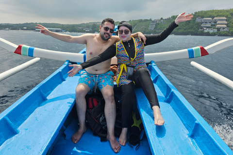 Blue Lagoon Snorkeling Tour particular em um barco com deckBarco privativo no deque ao sol Ponto de encontro para mergulho com snorkel na Lagoa Azul