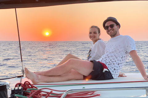 Hersonissos: viagem de catamarã ao pôr do sol com petiscos e bebidasHersonissos: Passeio de catamarã ao pôr do sol com traslado para Sisi e Milatos