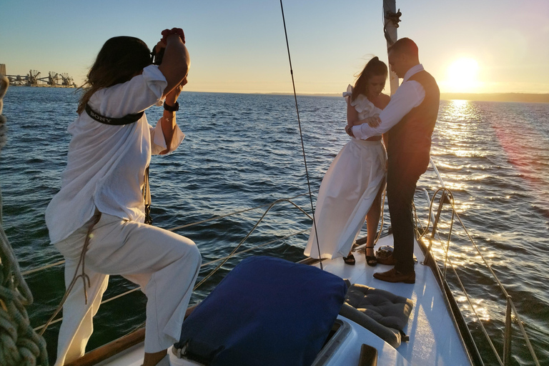 Ekskluzywny rejs o zachodzie słońca z lokalnym winem i portugalskimi przekąskamiPrywatna wycieczka dla grupy 2/3 godziny rejsem o zachodzie słońca z przekąskami i drinkiem po