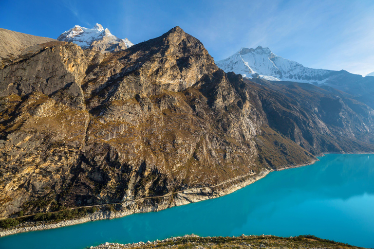 从瓦拉斯出发：前往梦幻帕龙湖的景观探险之旅从瓦拉斯出发：前往神奇的帕龙湖的景观冒险之旅