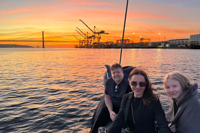 Lisboa: Paseo en Velero con Guía Local y Vino VerdeTour nocturno: Navegando por Lisboa con guía local y vino