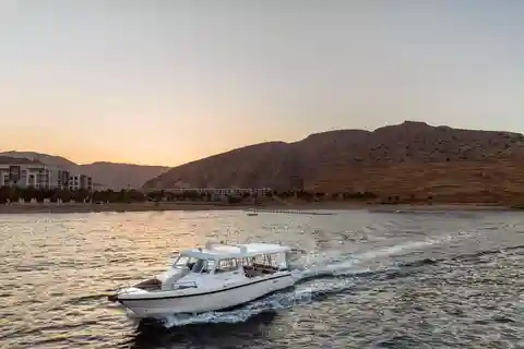 Muscat: tour in barca di 2 ore con vista sul tramonto