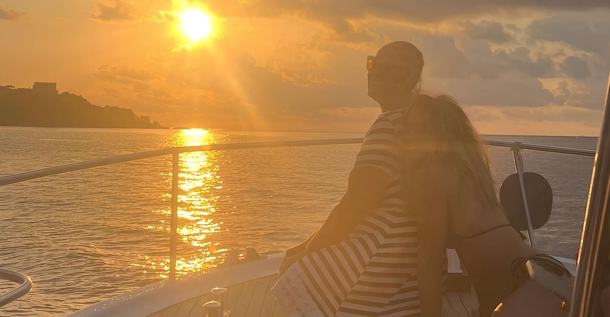 Ischia: escursione in barca al tramonto di 2 ore e mezza con aperitivo