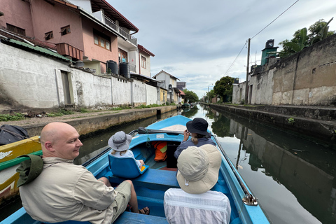 Tour en barco al atardecer por la laguna de Negombo y el canal holandésTour en barco por la laguna de Negombo y el canal holandés al atardecer