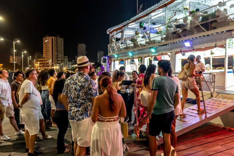 White Night Boat Party: Middagsbuffé, dans och öppen bar