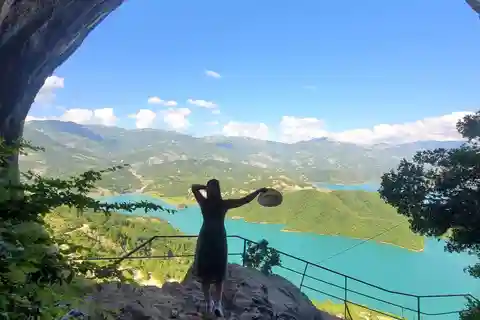 Blick auf den Bovilla-See und Wanderung im Gamti-Gebirge - 4x4 SUV ab Tirana