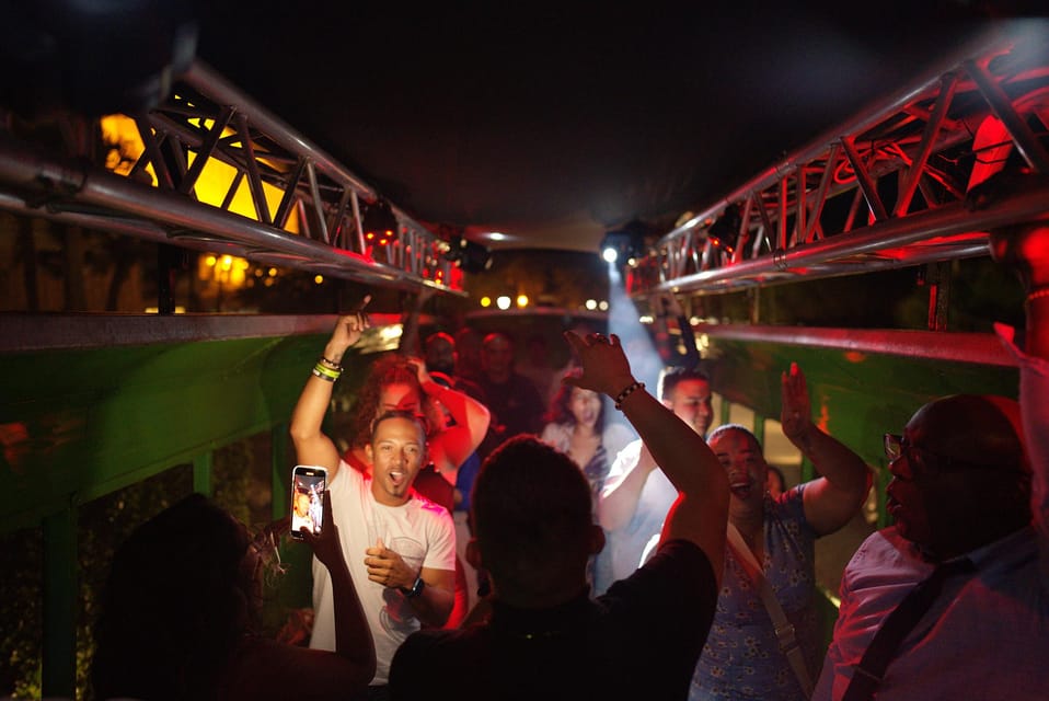 Aruba Nightlife Bar Hopping Tour en Party Bus de Carnaval | GetYourGuide