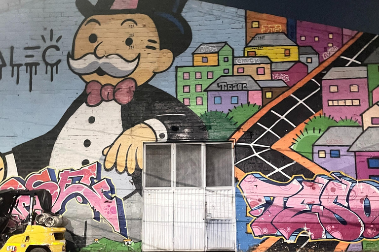 Medellín: Sunday Night Moto Stunt Tour in Barrio AntioquiaMedellín: Moto-stunttocht op zondagavond in Barrio Antioquia