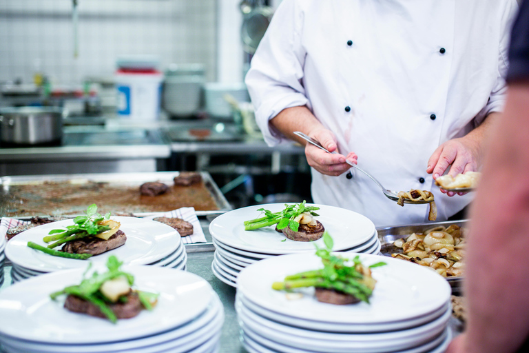 Experiencia culinaria con un chef: Aprende y cena