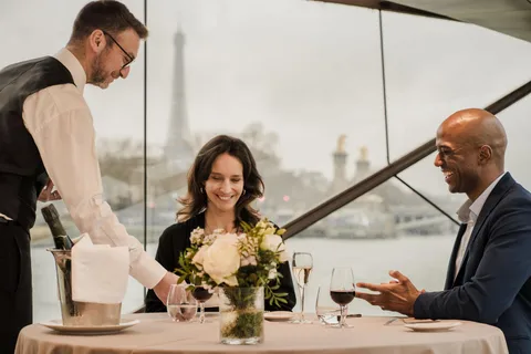 Paris: 4-Course Dinner Cruise on Seine River with Live Music