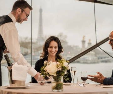 Paris: 4-Course Dinner Cruise on Seine River with Live Music