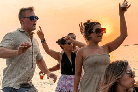 Partyboot in der Bucht von Cartagena und den wunderschönen Sonnenuntergang erleben