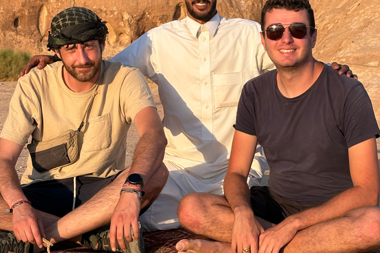 瓦迪拉姆日落吉普之旅：贝都因晚餐与星空观测瓦迪拉姆日落吉普之旅，含贝都因晚餐与星空观测