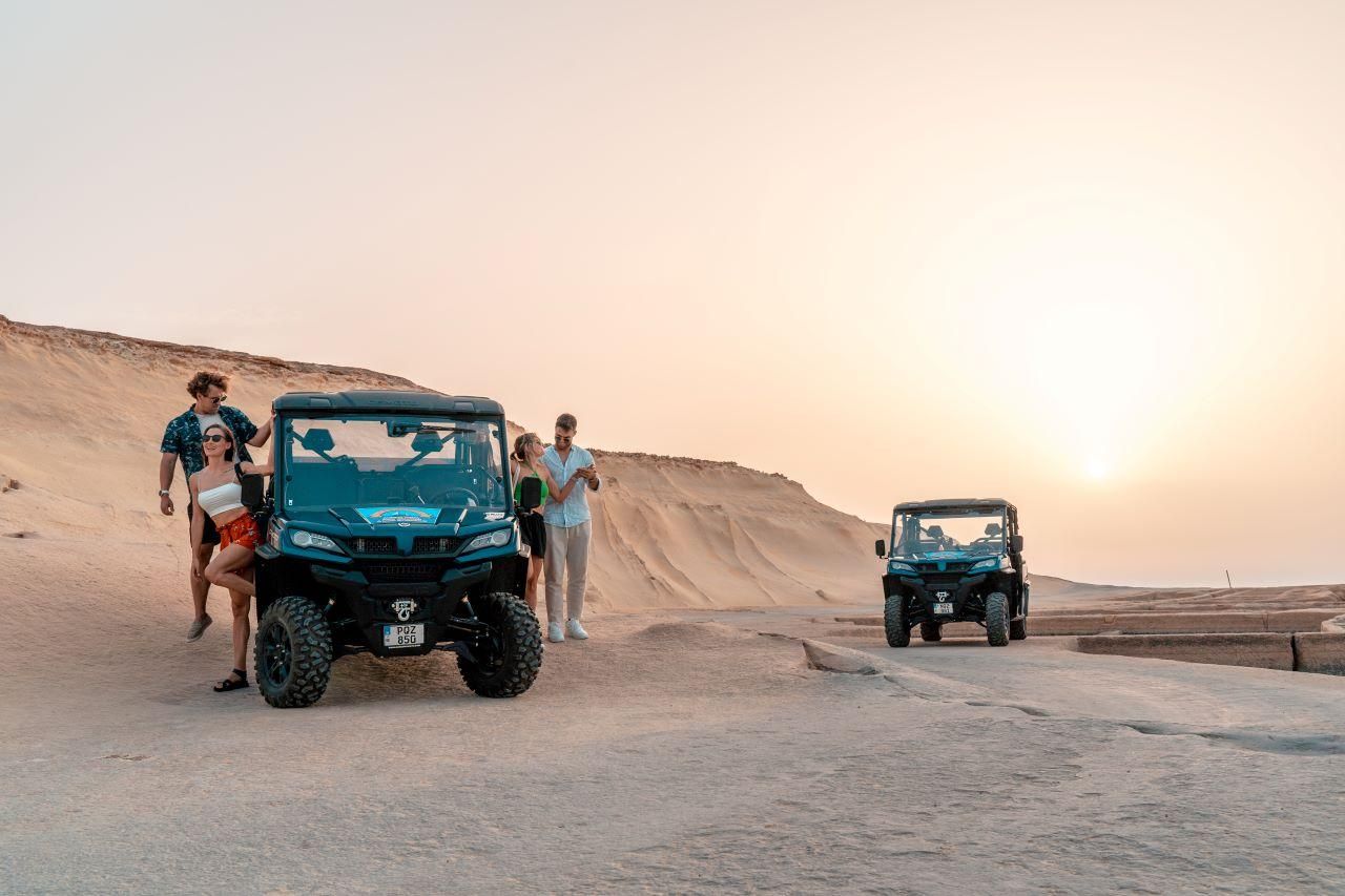 Malta: Gozo Buggy Tour bei Sonnenuntergang mit Badestopp in der Blauen Lagune