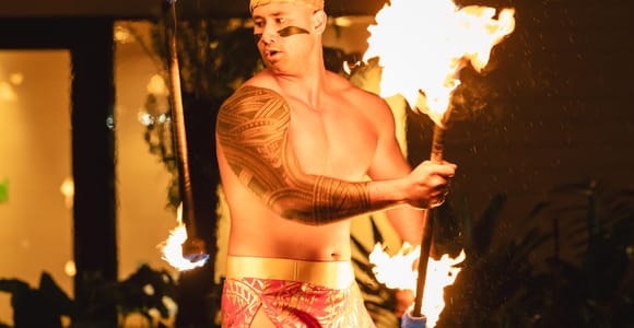 Oahu: Queens Waikiki Luau with Fireknife Dancing