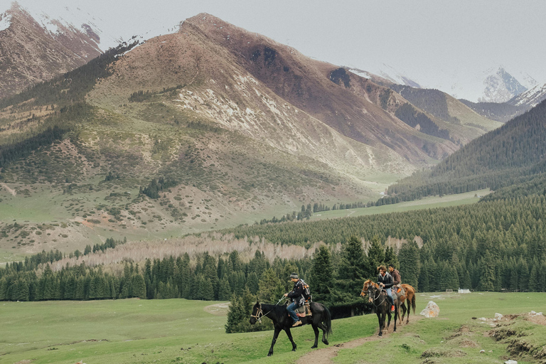 Stepantsminda: Horse Riding Tour with Lunch and Photoshoot