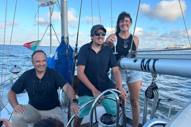 Ekskluzywny rejs o zachodzie słońca z lokalnym winem i portugalskimi przekąskamiPrywatna wycieczka dla grupy 2/3 godziny rejsem o zachodzie słońca z przekąskami i drinkiem po