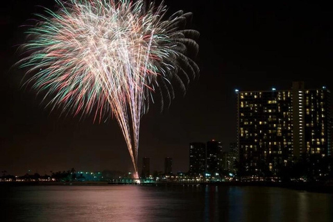 Honolulu: Waikiki Feuerwerk Katamaran Kreuzfahrt