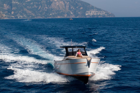 Da Positano: tour privato a Capri su una barca Gozzo