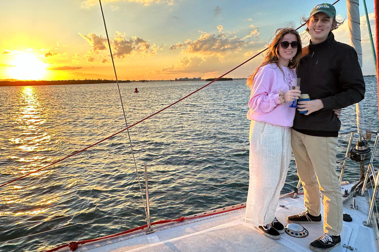 Costa Dorada: Crucero en velero al atardecer con comida y bebida incluidas