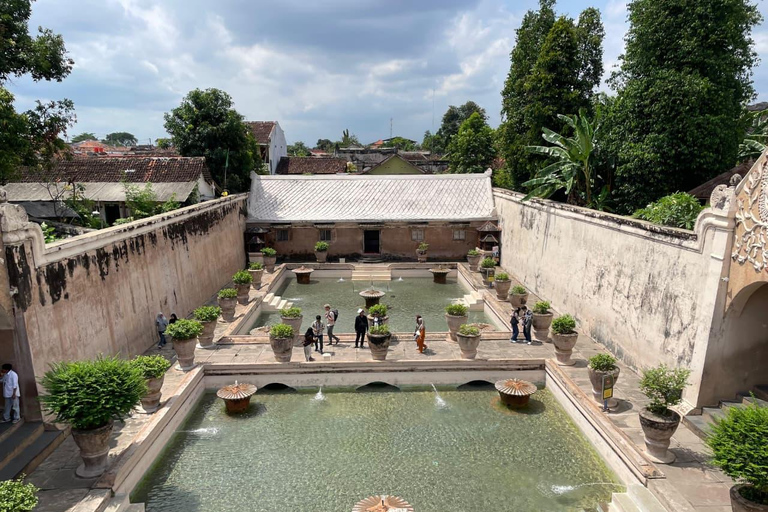 Yogyakarta: Sultan Palace and Water castle Guided Tour Water castle Guided Tour