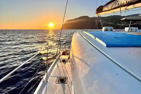 Depuis Funchal : Croisière au coucher du soleil à Cabo Girao sur un catamaran de luxe