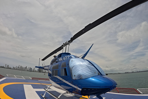 Helicopter Flight Over Tierra Bomba, VIP Bay Tour, Lunch, and Open Bar Helicopter Flight in Tierra Bomba Tour Bahía VIP, Lunch and Open Bar